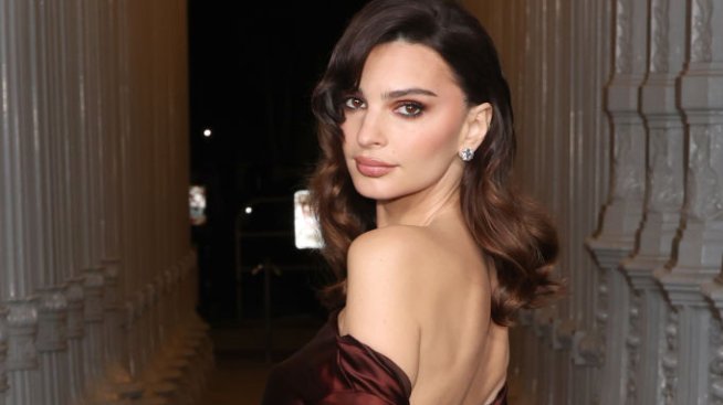 Емили Ратайковски показа зашеметяващо тяло по бански по време на почивката си в Бразилия