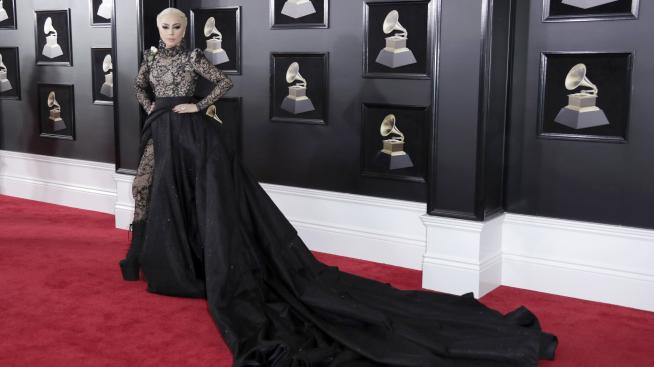 Лейди Гага промотира гримовете си със секси фотосесия