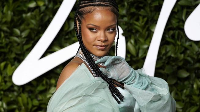 Риана с видеоурок по гримиране