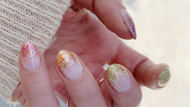 Френският маникюр през 2020 година – с повече брокат 