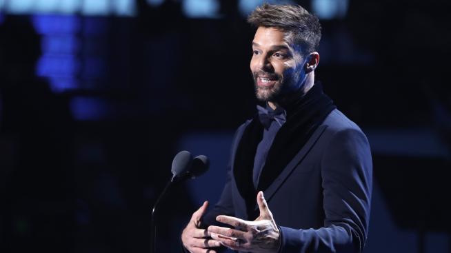 Рики Мартин в прегръдките на порасналата Лусия