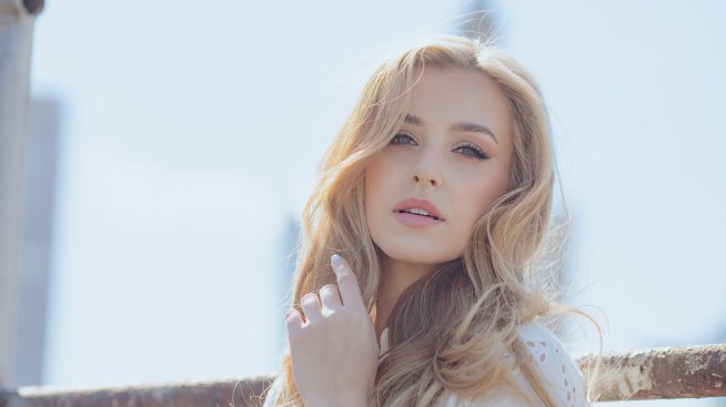 Бронзиране на коса за „целунат от слънцето“ ефект – най-актуалната тенденция в прическите за 2025