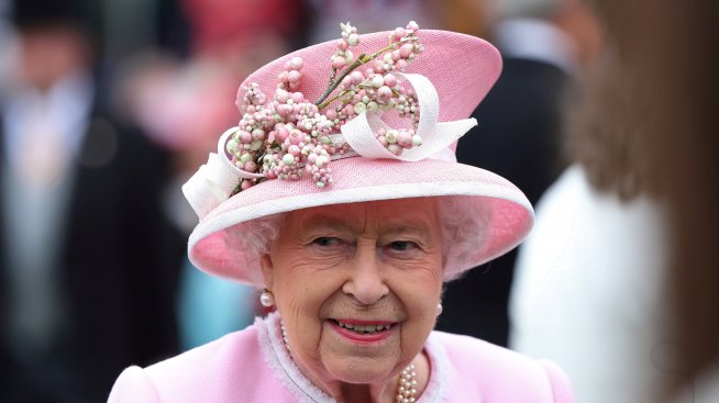 Извън протокола: Как кралица Елизабет нарушава собствените си правила?