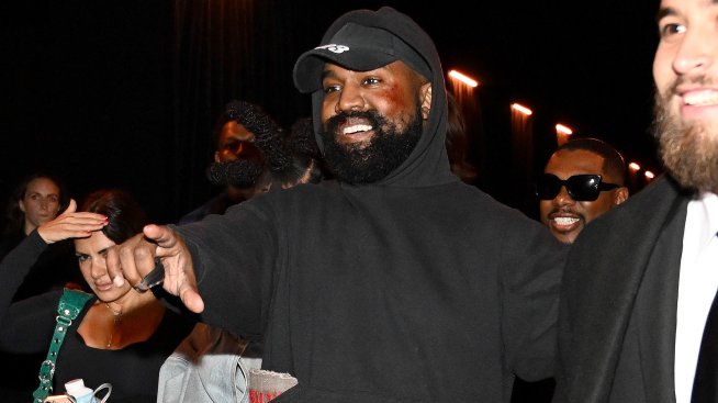 Кание Уест показа на туристите във Венеция голите си задни части