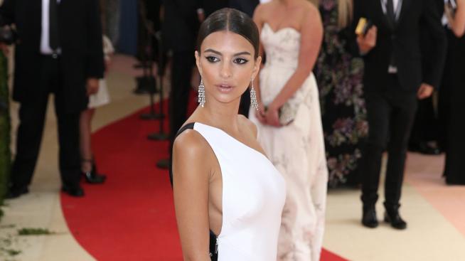 4 прекрасни тоалета на бременната Емили Ратайковски