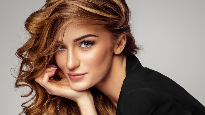 Прически есен 2021 – карамелени нюанси за брюнетките 