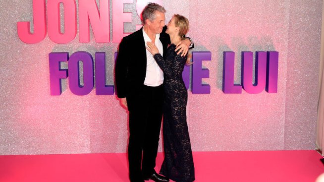 Рене Зелуегър с красива рокля за събирането си с Хю Грант