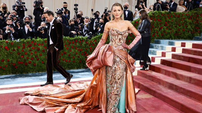 Рокля на цветя – Блейк Лайвли с безупречен избор за червения килим