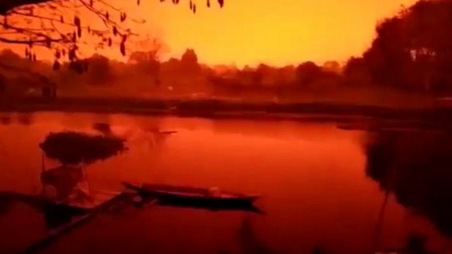 Небето над Индонезия почервеня