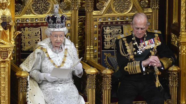 Кралица Елизабет и принц Филип вече са ваксинирани срещу COVID-19