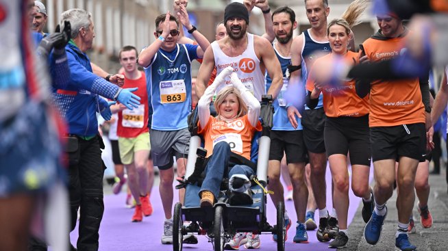 Благородно дело – Колин Фарел завърши маратон, бутайки инвалидната количка на приятел