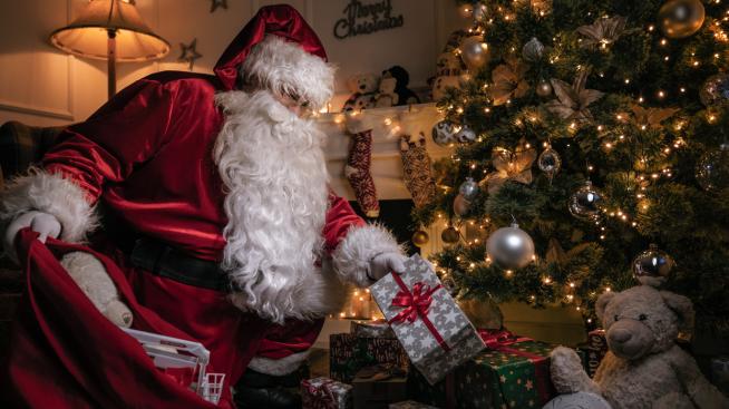 От другата страна: Какво обича да намира Дядо Коледа под елхата?
