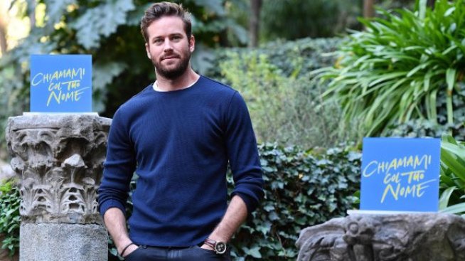 Арми Хамър забелязан в ресторант с Алисия Викандер