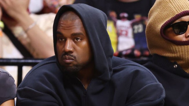 Кание Уест продава новата си колекция на Yeezy Gap от чували за боклук