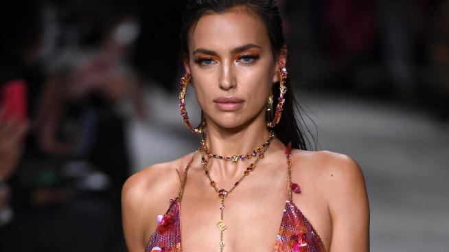 Ирина Шейк, прозрачно бельо и сатен – очаквано добра комбинация