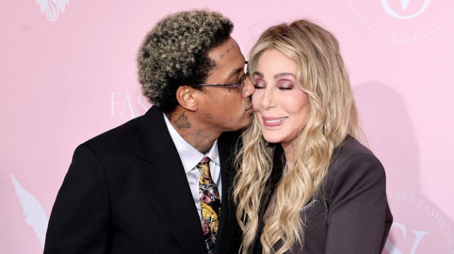 Шер получи целувка от младото си гадже на розовия килим на Victoria’s Secret Fashion Show