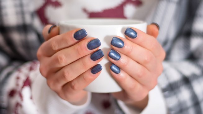 Тъмносиньото ще бъде цветът на есента – как да го носите върху ноктите си