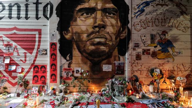 Звезди скърбят за Диего Марадона 