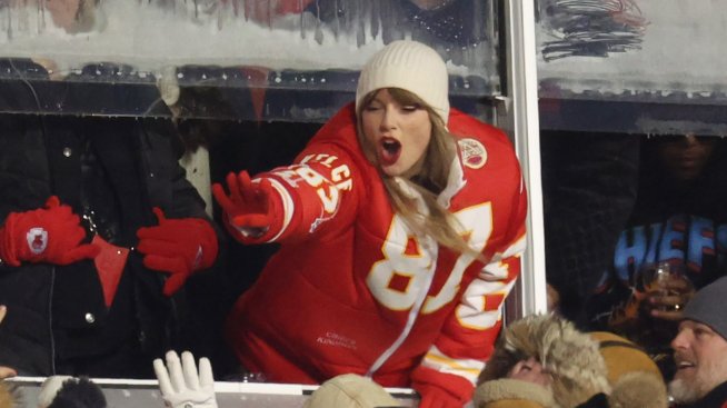 Травис Келси открадна емблематичен жест на приятелката си Тейлър Суифт