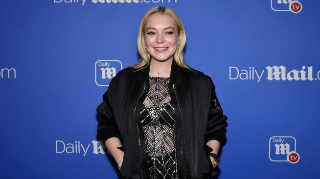 В трепетно очакване - бременната Линдзи Лоън показа корема по бански