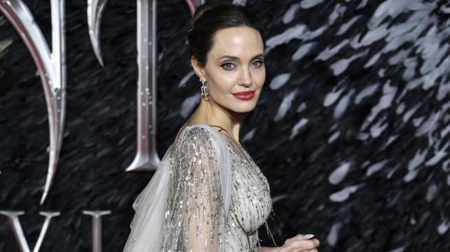 Кралицата в бяло: Анджелина Джоли впечатли със стил