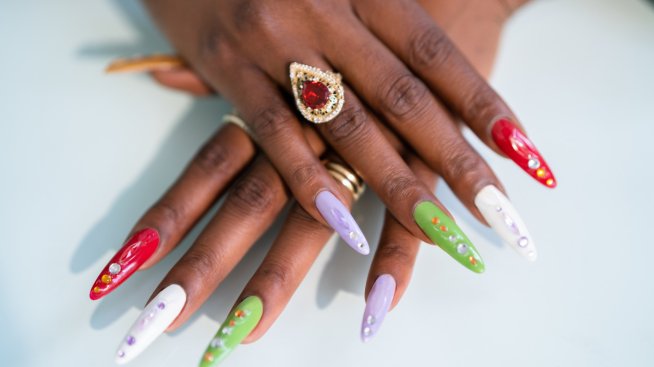Нов маникюр – рождени камъни и хром сред идеите за август