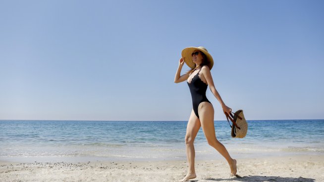 Селена, Джей Ло и други звезди които доказаха, че целите бански са на мода