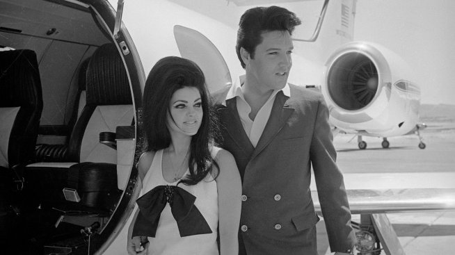 След 40 години в пустинята, самолетът на Елвис Пресли бе продаден