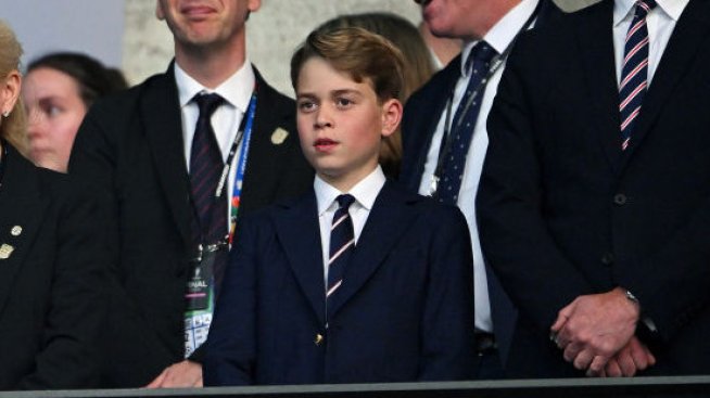 Порасналият принц Джордж в нов портрет, заснет от Кейт Мидълтън