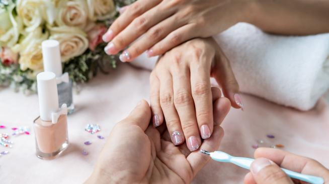 Блясък по ноктите – неочакваният тренд за маникюр лято 2021