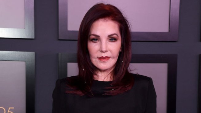 Присила Пресли излезе на среща три седмици след смъртта на дъщеря си Лиза Мари