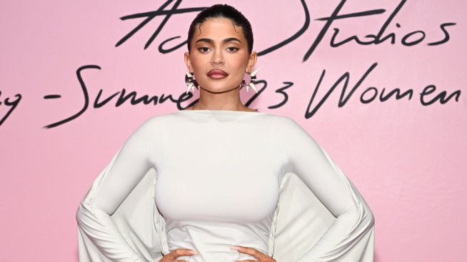 Код бяло за Кайли Дженър в Париж