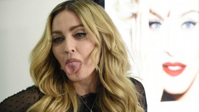 Мадона провокира феновете с полугола снимка