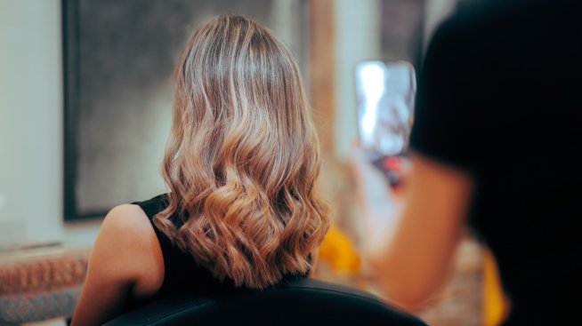 Нова прическа за лятото – защо да си направите бебешки кичури