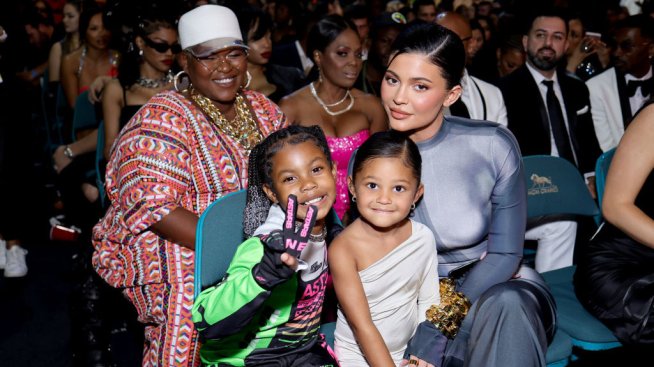 Кайли Дженър на 25 - на яхта и с прозрачна рокля