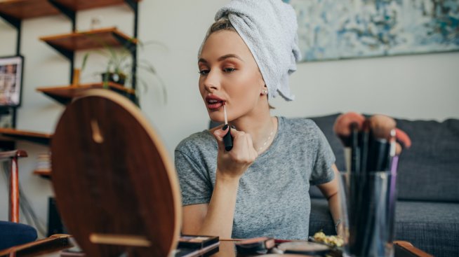 Монохромен грим – най-удобният вариант за есен 2021 и пандемията 