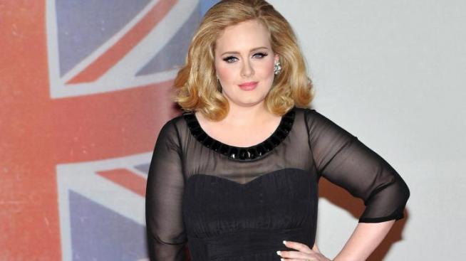 Изключително слаба – Адел облече старите дрехи