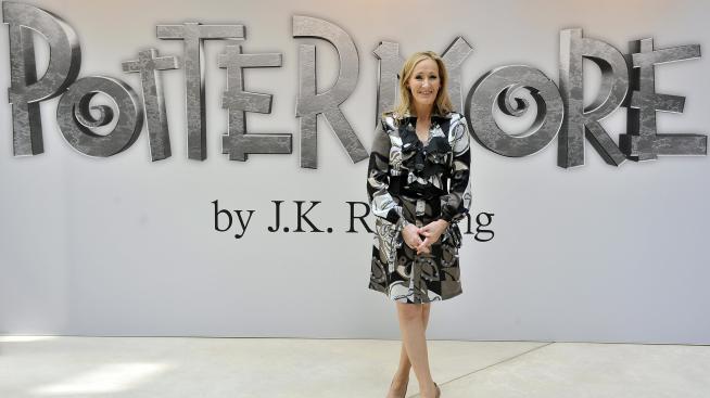 Накараха Дж. К. Роулинг да върне награда заради хомофобските ѝ изказвания