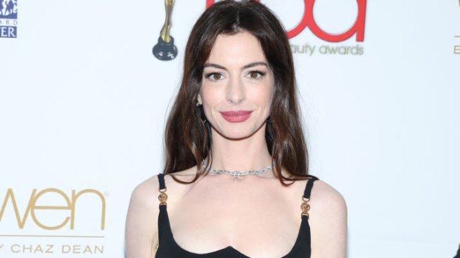 Донатела Версаче облече Ан Хатауей като себе си 