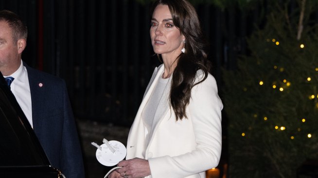 Бяла Коледа: Знаменитости, които избраха ефектни бели тоалети 