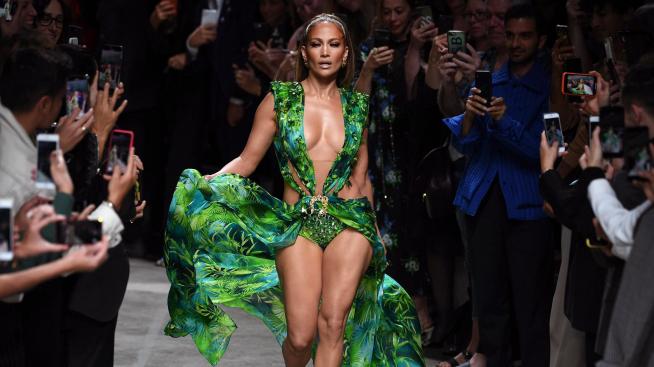 20 години по-късно: Дженифър Лопес отново в зелено Versace