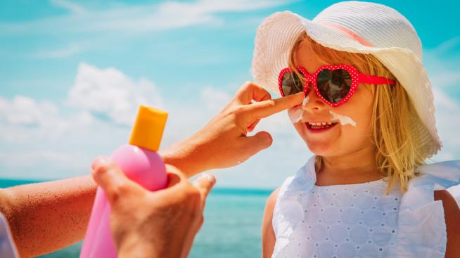 Слънцезащитен крем – каква е разликата между химична и минерална формула?