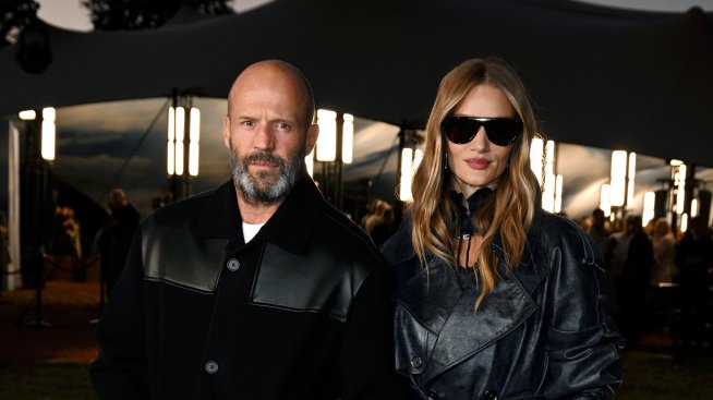 Красота, любов и блясък – Роузи Хънтингтън-Уайтли и Джейсън Стейтъм със стилна поява на шоуто на Burberry