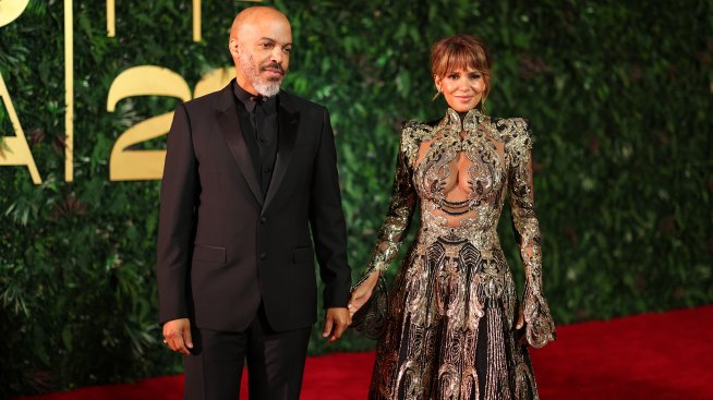 Ван Хънт почете любимата си Хали Бери с гола снимка