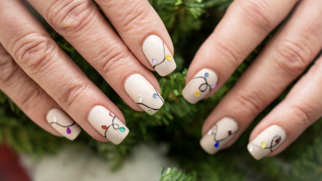 Френски маникюр за Коледа – 7 идеи за още по-празнично настроение