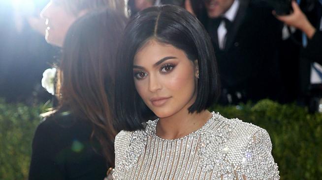 Като за последно: Кайли Дженър изцяло в бяло за финала на Keeping up with the Kardashians