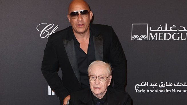 92-годишният сър Майкъл Кейн получи престижна награда заобиколен от внуците си