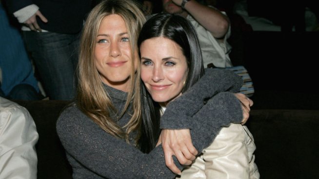 Приятел в нужда: Кортни Кокс промотира козметика на Дженифър Анистън