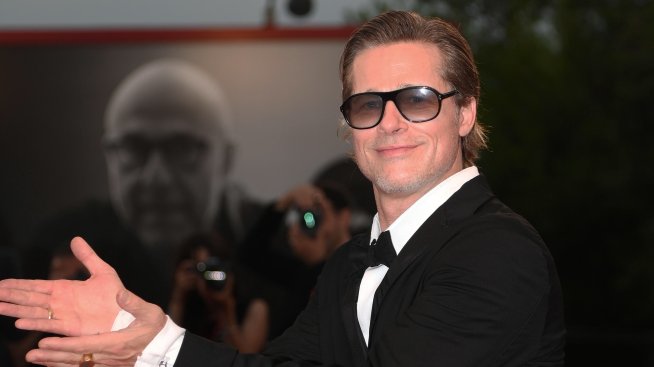 Брад Пит се справя с проблемите като прави скулптури