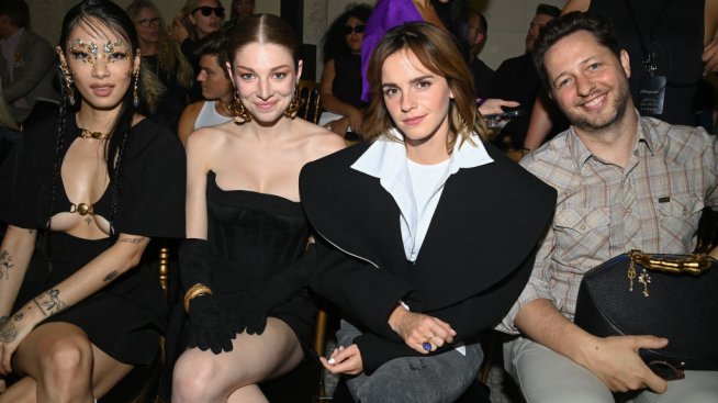 На дефиле от висшата мода с обикновени дънки – това е Ема Уотсън